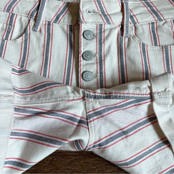Old Navy 5” striped denim shorts - Picture 3 of 4